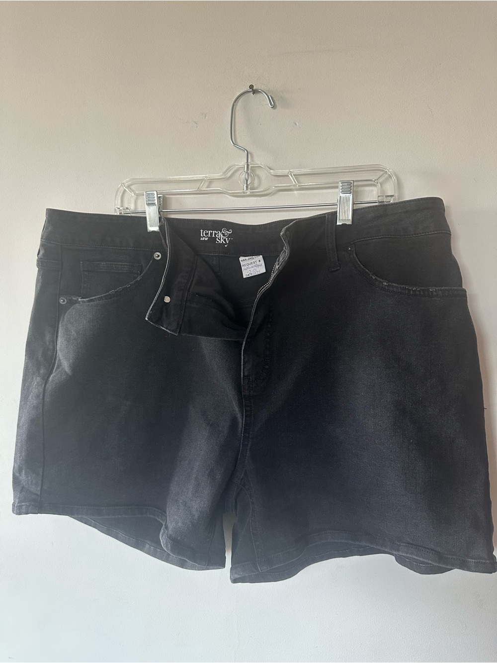 BLACK TERRA SKY WOMEN SHORTS. Size:  18W